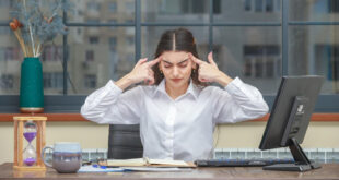 Stress trong công việc là một trạng thái tinh thần tiêu cực xuất hiện khi mỗi người cảm thấy quá tải, áp lực hoặc không thể kiểm soát được công việc của mình.