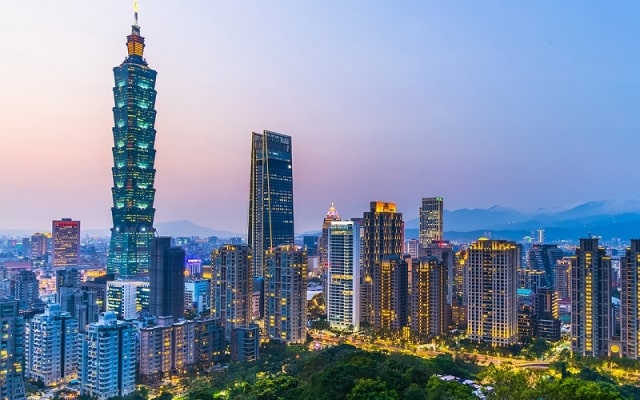 Dù ban đầu không được thiết kế như một tòa nhà xanh, nhưng Taipei 101 đã có những cải tiến đáng kể để đạt chứng nhận LEED Platinum. Các hệ thống lọc nước, tiết kiệm năng lượng và giảm khí thải đã biến tòa nhà chọc trời này thành một biểu tượng của kiến trúc bền vững tại châu Á.