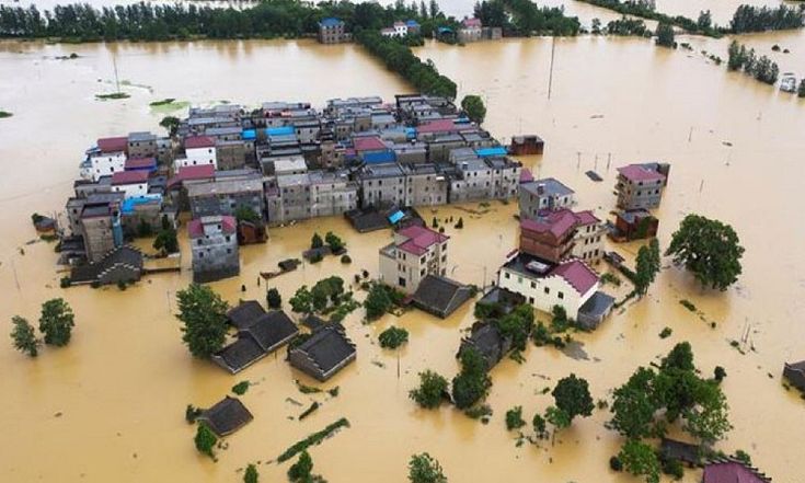 Lượng mưa lớn vượt mức có thể gây ngập úng, cuốn trôi hoa màu và phá hủy hệ thống tưới tiêu. Những trận bão mạnh cũng làm đổ rạp cây trồng, khiến nông dân thiệt hại nặng nề.