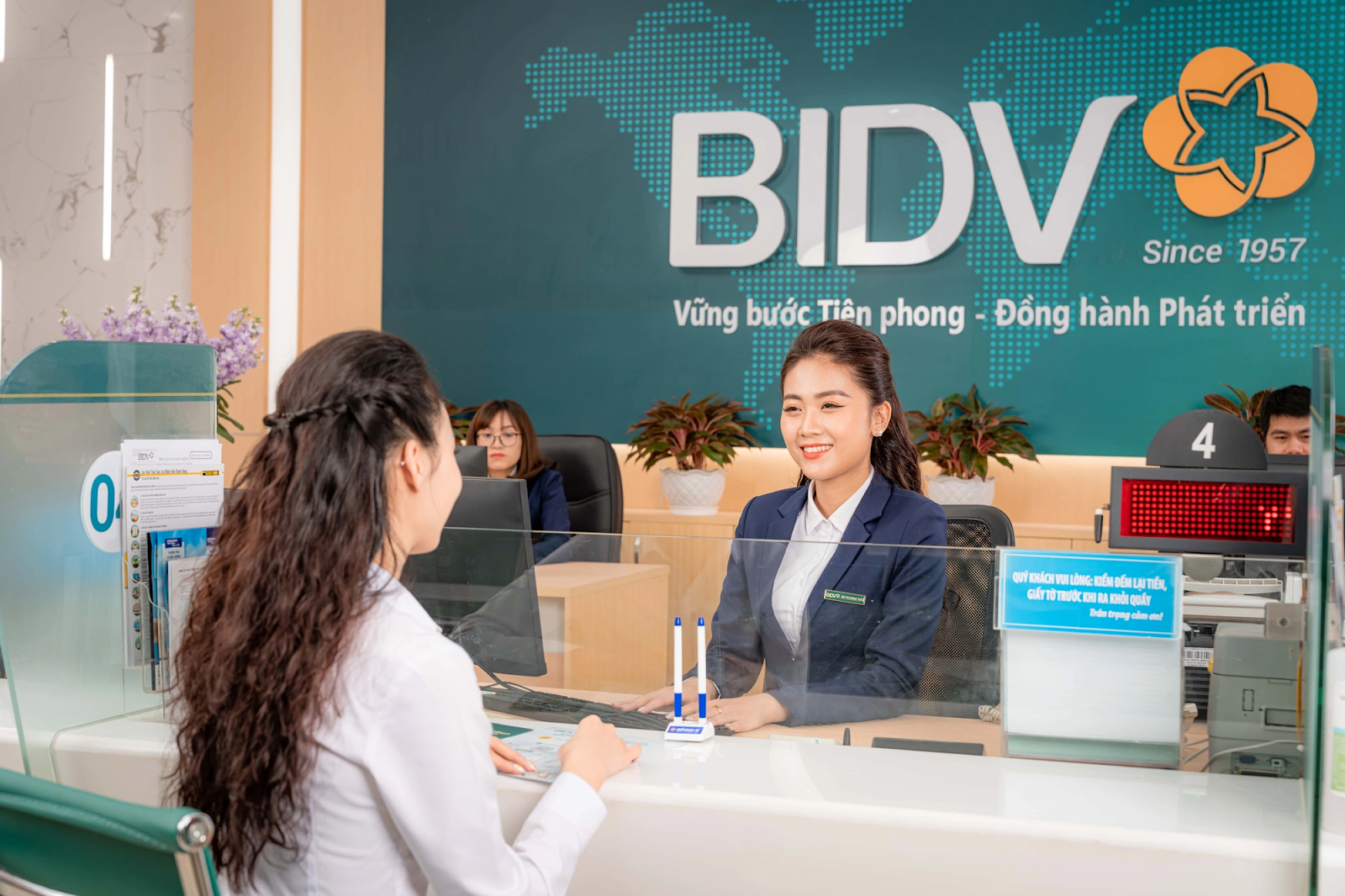 giúp bạn hiểu rõ từ khái niệm vay sinh viên, lợi ích, cho đến top ngân hàng cho vay sinh viên lãi suất thấp 2025 cùng những kinh nghiệm quản lý khoản vay hiệu quả.