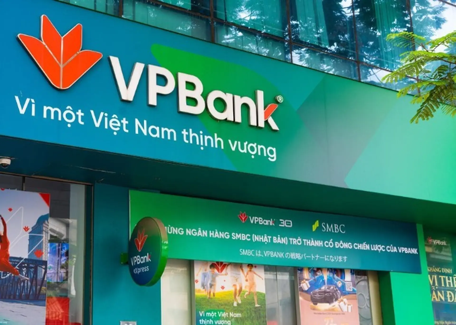 Trên thị trường hiện nay, có nhiều ngân hàng cung cấp thẻ tín dụng với những gói sản phẩm đa dạng. Tuy nhiên, ba cái tên được nhiều khách hàng quan tâm là VPBank với thẻ VPBank Direct, Liobank với Thẻ Thanh Toán, và TPBank với EVOCARD. Mỗi ngân hàng đều có thế mạnh riêng, phù hợp với từng nhóm khách hàng khác nhau.
